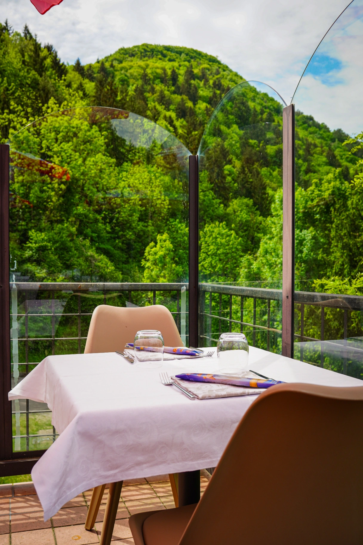 Sala esterna de La Cantoniera con vista sul verde